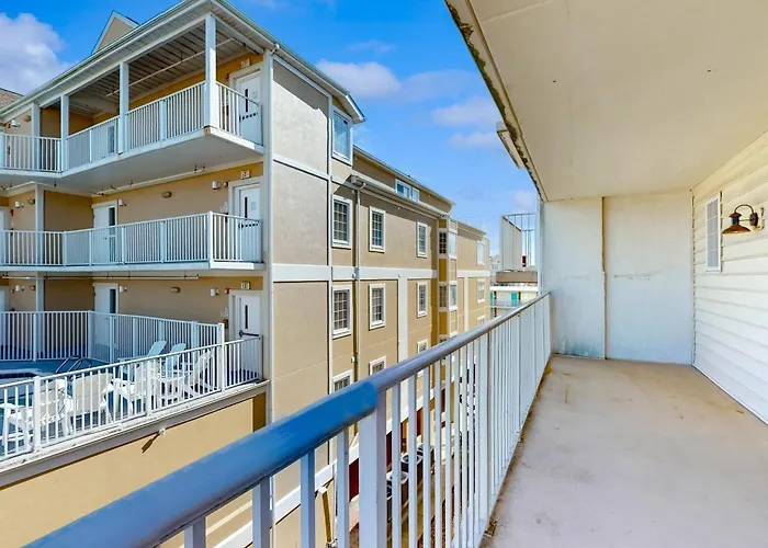 Sea Palms 403